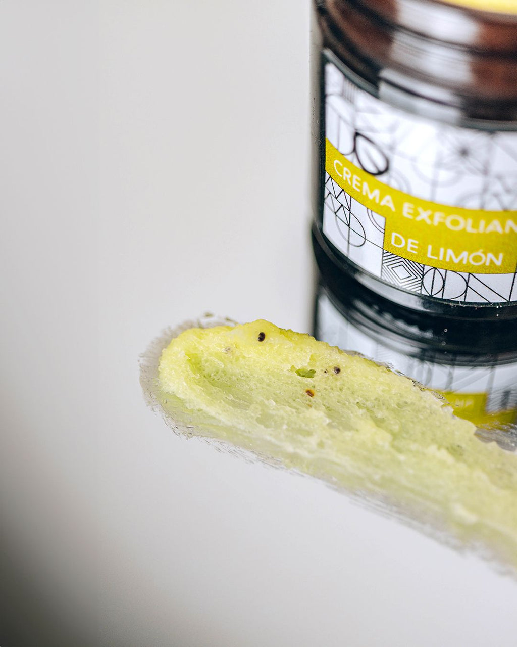 Exfoliante de limón. Mejora textura y luminosidad con un aroma cítrico revitalizante.
